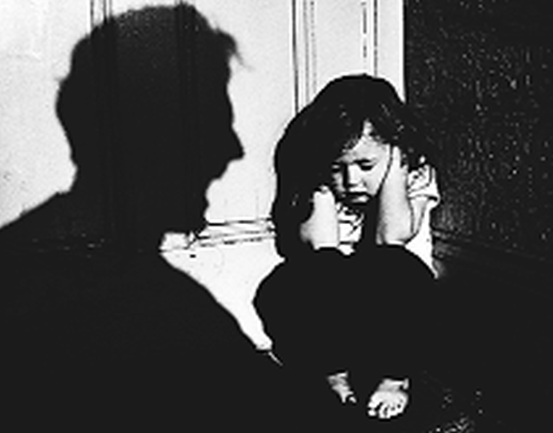 Minor girl molested by police | पोलिसानेच केला अल्पवयीन मुलीचा विनयभंग