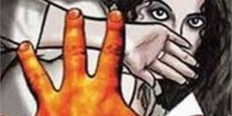 Molestation of a minor girl; two arrested | अल्पवयीन मुलीबरोबर अश्लील चाळे; दोघांना अटक