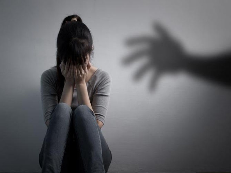 The girl who went to chat was molested by her friend's father On the night of 31 December | ३१ डिसेंबरच्या रात्री गप्पा मारायला गेलेल्या तरुणीचा मैत्रिणीच्या वडिलांनी केला विनयभंग