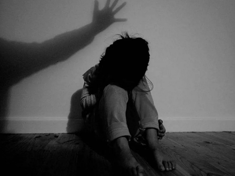 Brutal murder of minor girl Within 24 hours the accused was shackled | पुणे: अल्पवयीन मुलीवर अत्याचार करून निर्घृण खून; २४ तासांत आरोपीला ठोकल्या बेड्या