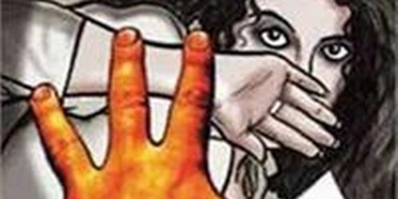 Woman gate keeper molested on railway gate: accused absconding | रेल्वेगेटवरील महिला गेट कीपरचा विनयभंग :  आरोपी फरार