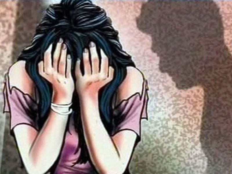 Rape of a young woman; The demand for ransom is not to complain | युवतीवर बलात्कार; तक्रार न करण्यास खंडणीची मागणी