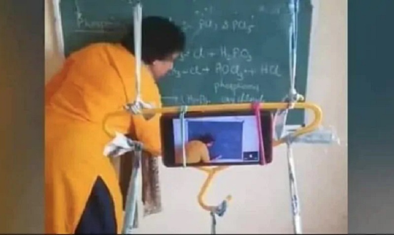 chemistry teacher desi jugaad to teach online classes video goes viral | विद्यार्थ्यांना शिकवण्यासाठी शिक्षिकेचा 'देसी जुगाड'; पाहून तुम्हीही कराल तोंडभरून कौतुक!