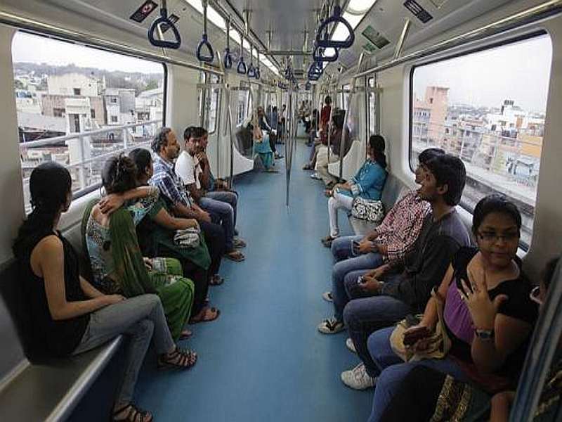 coach reserved for mono-metro trains | मोनो, मेट्रोमध्ये डबेवाल्यांना हवाय आरक्षित डबा