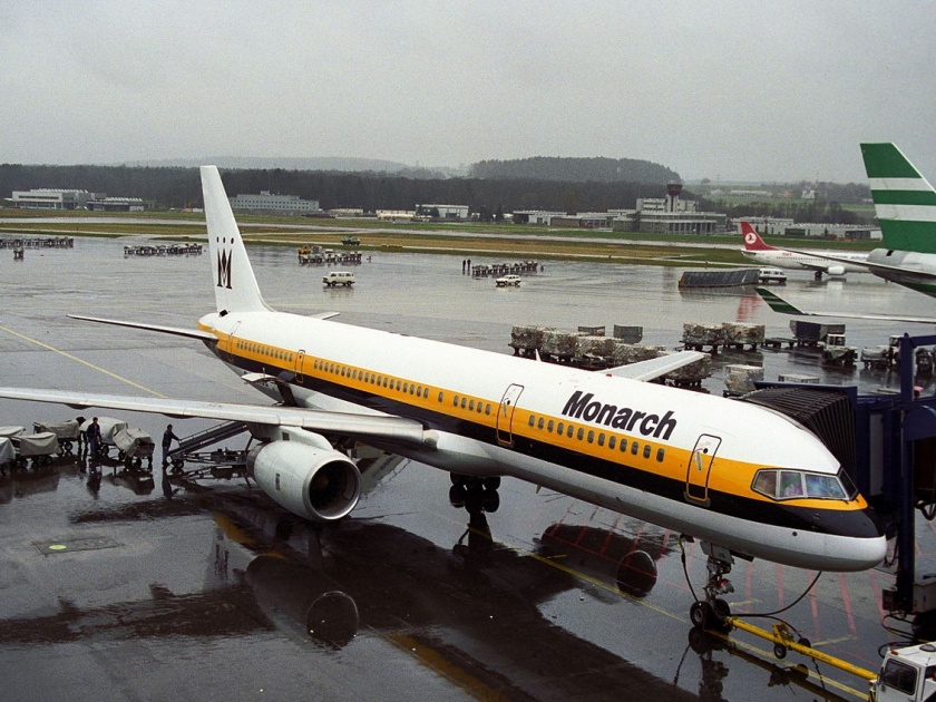 Monarch Airlines in Britain closed today, lakhs of passengers were stuck around the world, 3 lakh tickets canceled | ब्रिटनमधली मोनार्क एअरलाइन्स आजपासून बंद, लाखो प्रवासी जगभर अडकले, 3 लाख तिकिटं रद्द