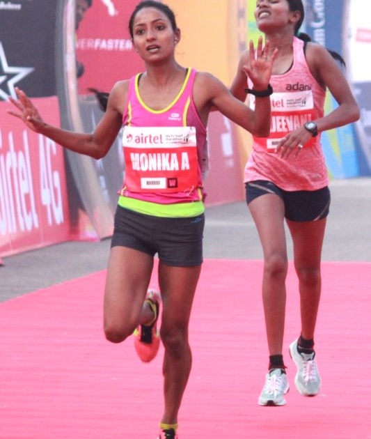 nashik,monica,athre,winnar,delhi, Marathon | धावपटू मोनिका ठरली दिल्ली मॅरेथॉन विजेती