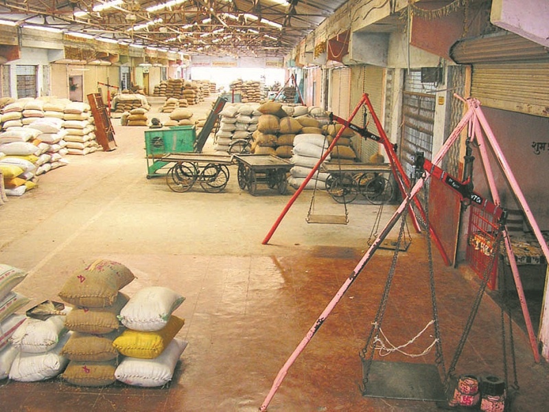 3,000 tons of food grains fall in Mumbai market | मुंबई बाजारपेठेत ३ हजार टन अन्नधान्याची आवक घटली
