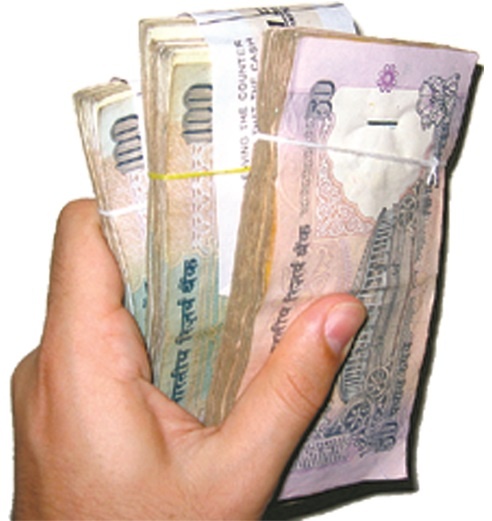 SBI customer's cash-strapped cash, the amount of money distributed by the accused | एसबीआय ग्राहकाची रोकड लांबवणारे गजाआड, आरोपींनी केली रकमेची वाटणी