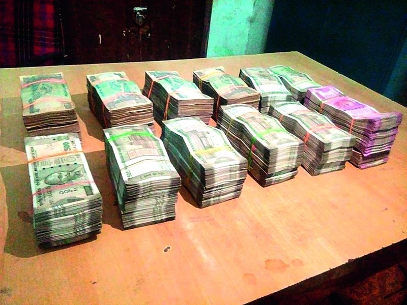 Akola market, cash worth Rs 27 lakh was caught! | अकोल्यातील अलंकार मार्केटजवळ २७ लाखांची रोकड पकडली!