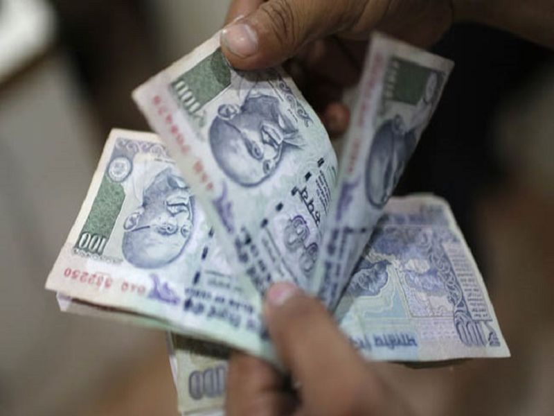Farmers' money from Savings Bank Accounts transferred to Debt Debt in usmanabad | शेतकऱ्यांच्या बचत खात्यावरील पैसे परस्पर कर्ज खात्यावर वर्ग; बँकेकडून कर्ज वसुलीचा स्थगिती आदेश पायदळी