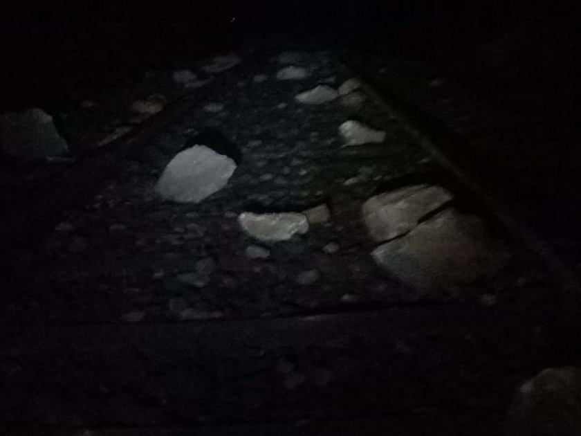 Boulders have fallen on railway track near Monkey Hill | मंकी हिलजवळ दरड कोसळली, मध्य रेल्वेची मुंबई-पुणे मार्गावरील वाहतूक ठप्प