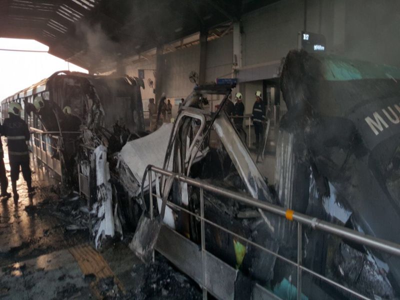 monorail fire in mysore station in Mumbai | मुंबई : मोनोरेलच्या शेवटच्या दोन डब्यांना लागली मोठी आग, वाहतूक ठप्प
