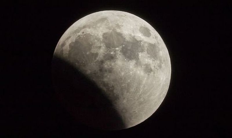 Moon eclipse; moon will three hours in the shadow of the earth! | आज मध्यरात्री चंद्र तीन तास पृथ्वीच्या छायेत!