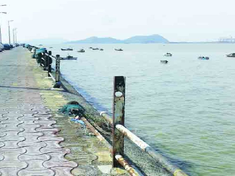  Due to breakwater jetty, Mora Bandar silt | नौदलाच्या ब्रेकवॉटर जेट्टीमुळे मोरा बंदर गाळाच्या विळख्यात