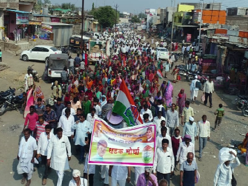 Sena Nagar Tahasilar | निराधार धडकले सेनगाव तहसीलवर