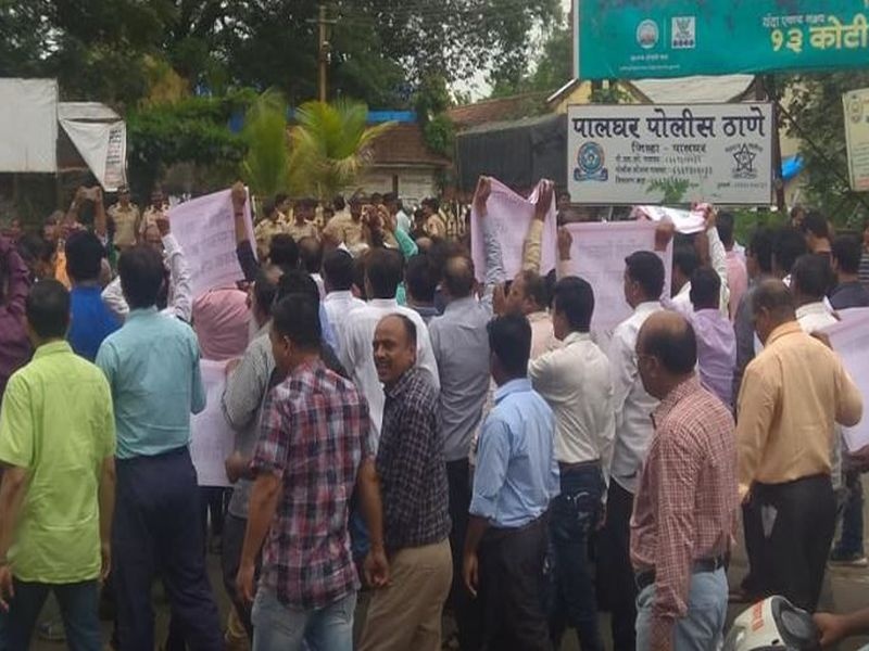 A rally on journalists Palghar police station | पत्रकारांचा पालघर पोलीस ठाण्यावर मोर्चा