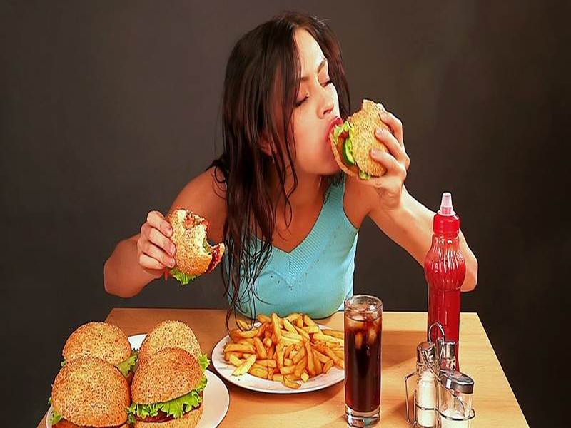 If you eat more than needs, then be careful | गरजेपेक्षा जास्त खाताय? वेळीच सावध व्हा; नाहीतर होतील हे गंभीर आजार!