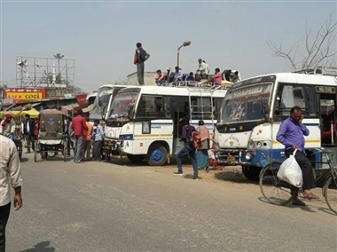 Take action against more passenger transport vehicles than capacity - Collector Mishra | क्षमतेपेक्षा जास्त प्रवासी वाहतूक करणाऱ्या वाहनांवर कारवाई करा  -  जिल्हाधिकारी मिश्रा  