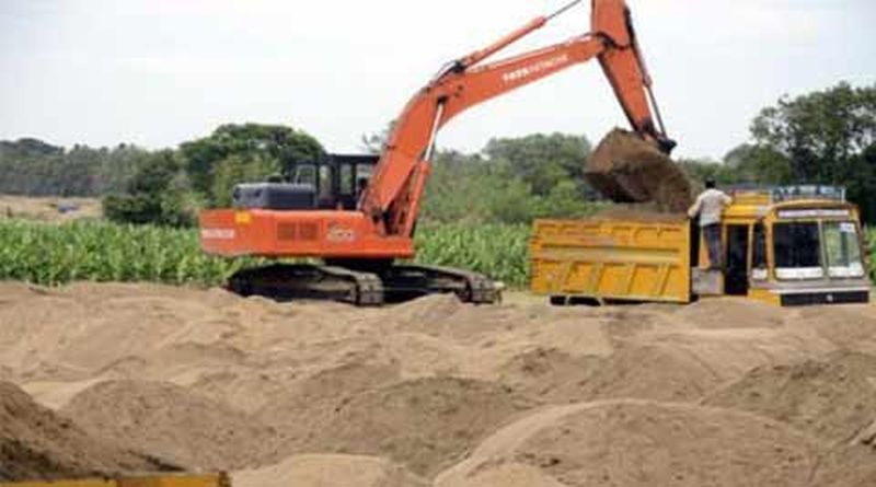 More than 200 brass sand stolen from the Lanjud Dam | लांजूड लघू प्रकल्पातून २०० पेक्षा जास्त ब्रास गौण खनिजाची चोरी!