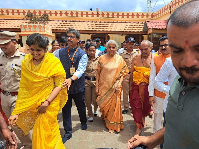 Finance Minister Nirmala Sitharaman visited Mayureshwar of Morgaon | अर्थमंत्री निर्मला सितारामन यांनी घेतले मोरगावच्या मयुरेश्वराचे दर्शन