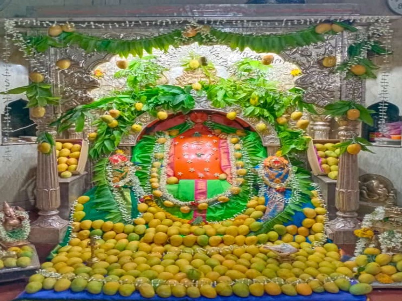 Bappa Moraya! Decoration of 360 mangoes at Mayureshwar, Morgaon | गणपती बाप्पा मोरया! प्रसिद्ध अष्टविनायक गणपतींपैकी एक असणाऱ्या मोरगावच्या मयुरेश्वराला आंब्यांची आकर्षक सजावट
