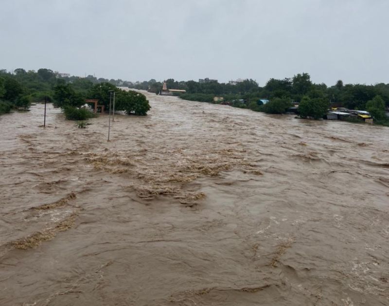 Rainstorm in Akola; Flood of Morna river | अकोल्यात पावसाचा कहर; मोर्णा नदीला पुर, सखल भागात साचले पाणी