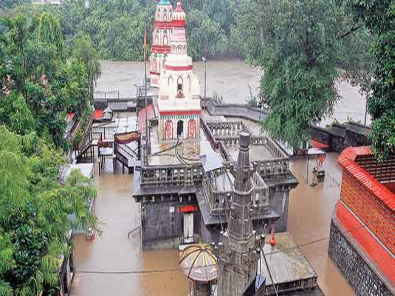 water in Shri Morya Gosavi Temple in Chinchwad : Alert to citizens | चिंचवडमधील श्री मोरया गोसावी मंदिर पाण्यात : नागरिकांना सतर्कतेचा इशारा
