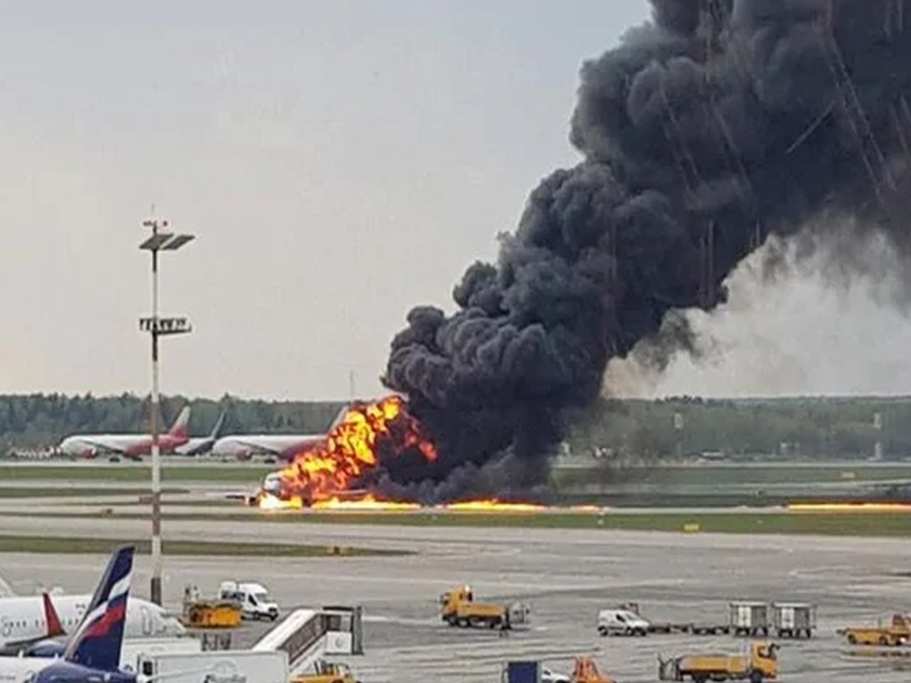 41 dead in Russian planes fiery emergency landing | Video: रशियात एमर्जन्सी लँडिंग दरम्यान विमानाला आग; 41 जणांचा मृत्यू
