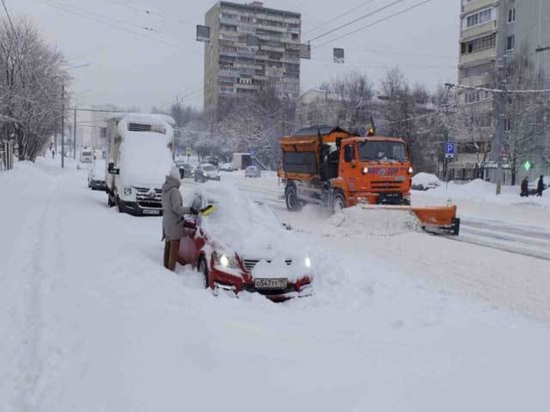 Heavy Snowfall in Russia's capital Moscow | रशियाची राजधानी मॉस्कोत तुफान बर्फवृष्टी, एकाचा मृत्यू