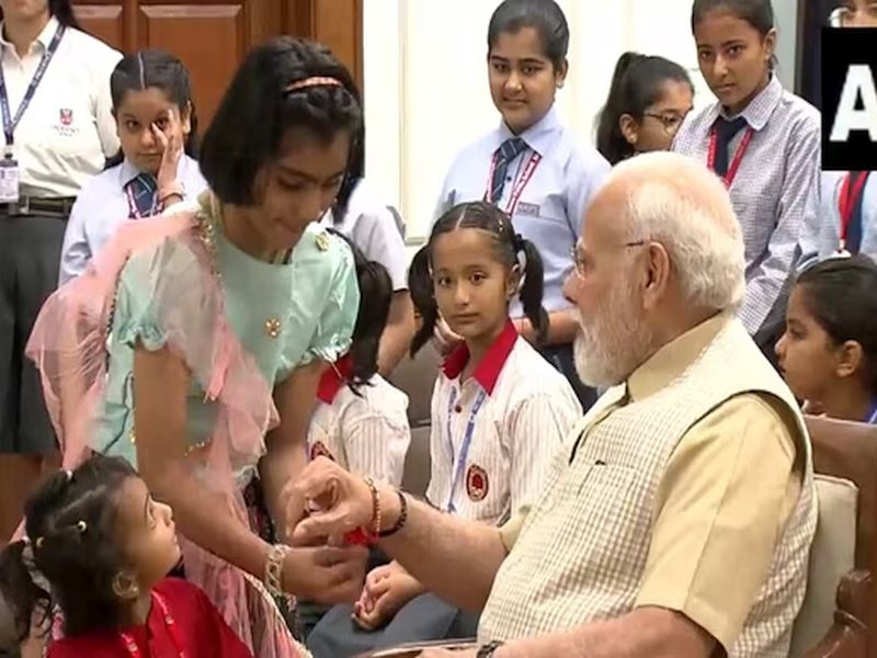 Prime Minister Narendra Modi celebrated the festival of Raksha Bandhan today. | शाळकरी विद्यार्थिनींनी नरेंद्र मोदींना बांधली राखी; मुलांना भेटून पंतप्रधान खूश, पाहा व्हिडिओ