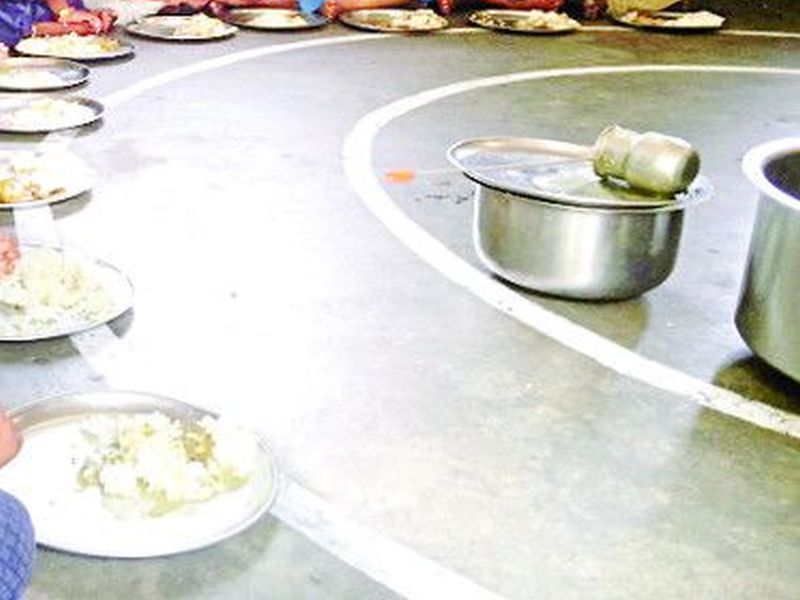 Most of the schools in Jalgaon have stopped nutrition | जळगावात बहुतांश शाळांमध्ये पोषण आहार झाला बंद