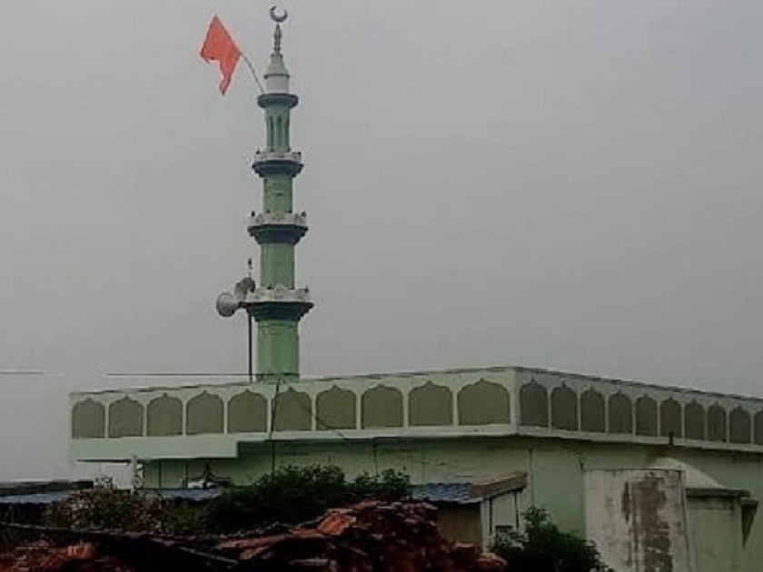 Saffron Flag on Mosque: Saffron flag hoisted on a mosque in Karnataka; Hindu-Muslim brothers handled the case peacefully | Saffron Flag on Mosque: कर्नाटकातील मशिदीवर लावला भगवा झेंडा; हिंदू-मुस्लिम बांधवांनी शांततेने हाताळले प्रकरण