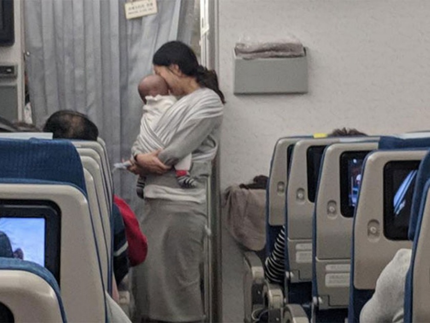 This mothers gesture for co passengers in a flight goes viral on social media | ४ महिन्याचं बाळ प्लेनमध्ये म्हणालं; 'मी रडलो किंवा ओरडलो तर माफ कराल!'