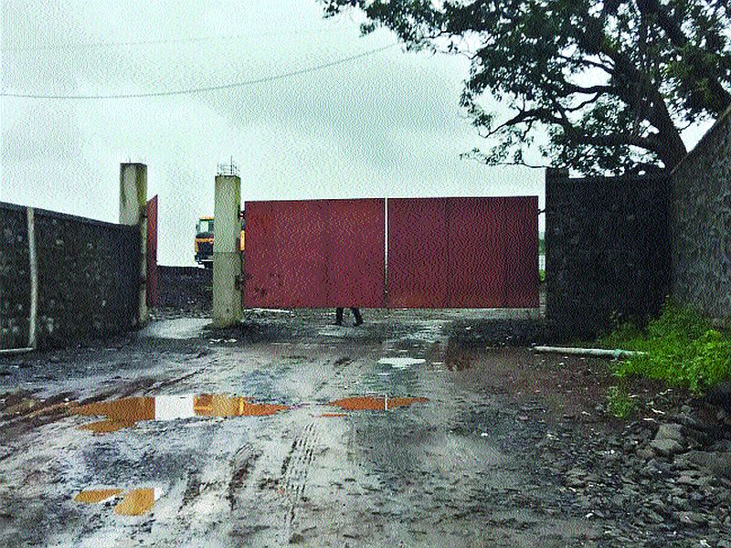 Farmers annoyed by the blockade by the company; Road before Chirner Jungle Satyagraha | कंपनीने वहिवाट अडवल्याने शेतकरी संतप्त; चिरनेर जंगल सत्याग्रहाच्या आधीचा रस्ता