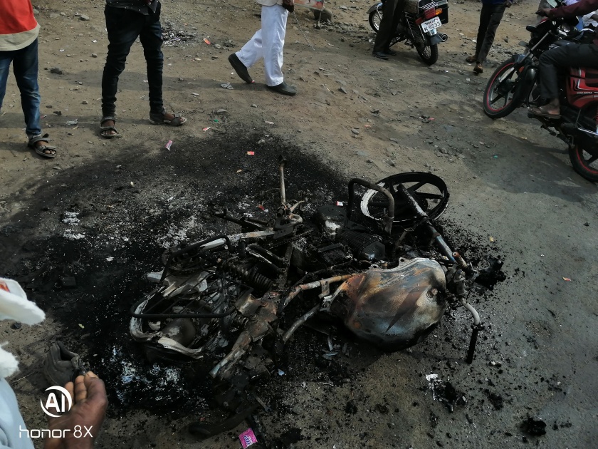Motorcycle burn in risod | रस्त्यावर उभ्या दुचाकीने घेतला अचानक पेट