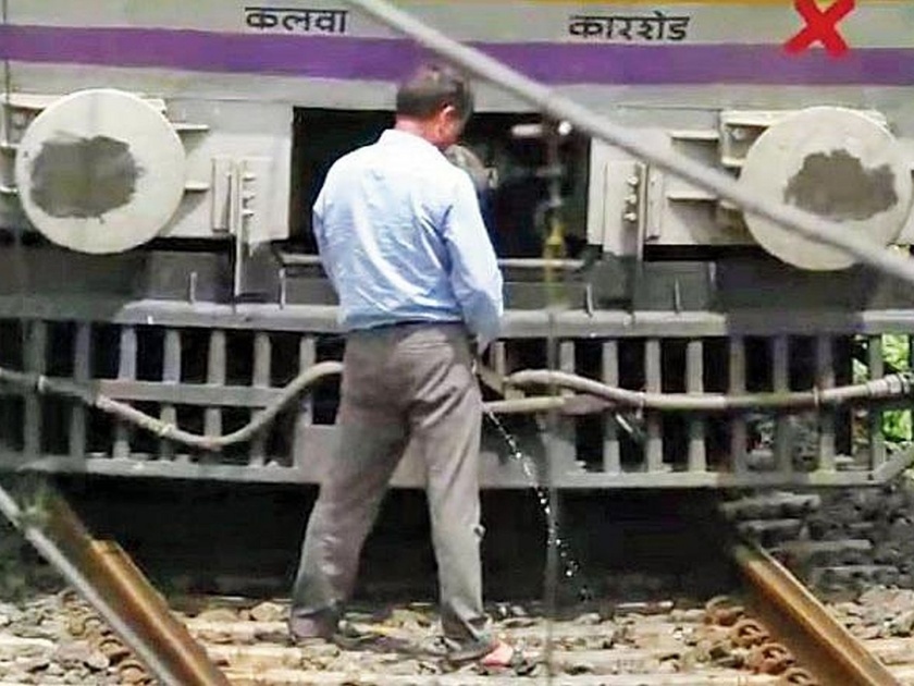 central Railway motorman stops train to urinate on the tracks video viral | लोकल थांबवून मोटरमनची रुळांवरच लघुशंका; व्हिडीओ व्हायरल