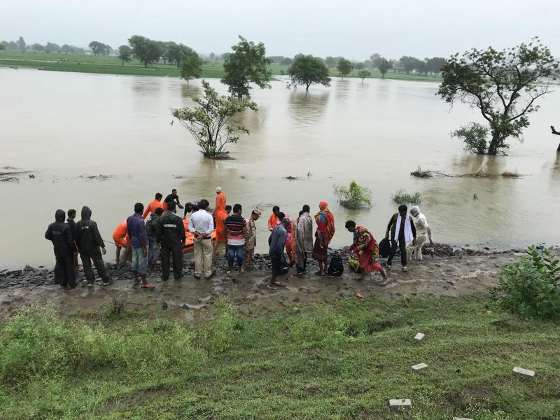 Heavy rain in Nagpur district , flooding of two rivers | नागपूर जिल्ह्यात पावसाचे थैमान, दोन नद्यांना पूर