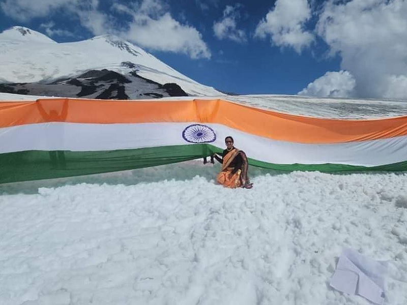 Marathmola Smita Ghuge hoists 75-foot tricolor flag on Mount Elbrus on Independence Day | स्वातंत्र्यदिनी मराठमोळ्या स्मिता घुगेने माउंट एल्ब्रूसवर फडकवला ७५ फुटी तिरंगा ध्वज
