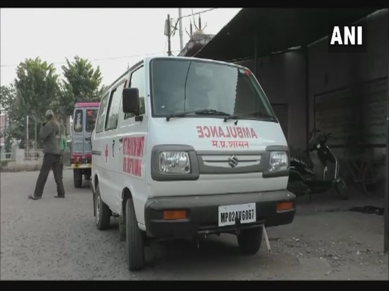 One and a half year old girl dies after the ambulance carrying her was stuck in a traffic jam | दुर्देवी ! लग्नाच्या वरातीत अॅम्ब्युलन्स अडकल्याने दीड वर्षाच्या चिमुरडीचा मृत्यू