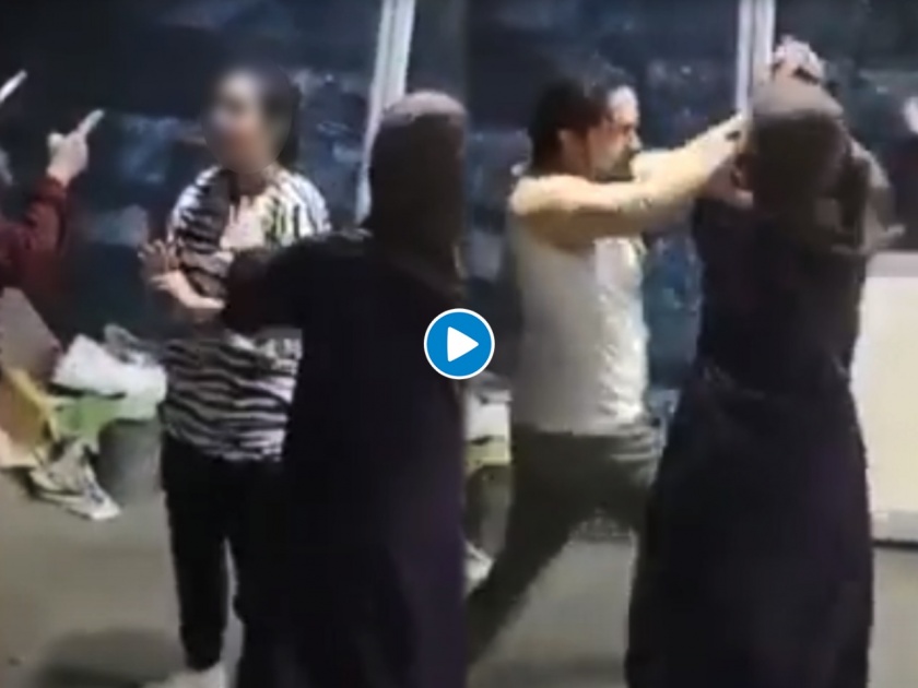 MP : Wife beat up husband and his girlfriend in gym, video viral | Viral Video : पतीला जिममध्ये गर्लफ्रेन्डसोबत पकडलं रंगेहाथ, पत्नीने तिथेच केली दोघांचीही धुलाई
