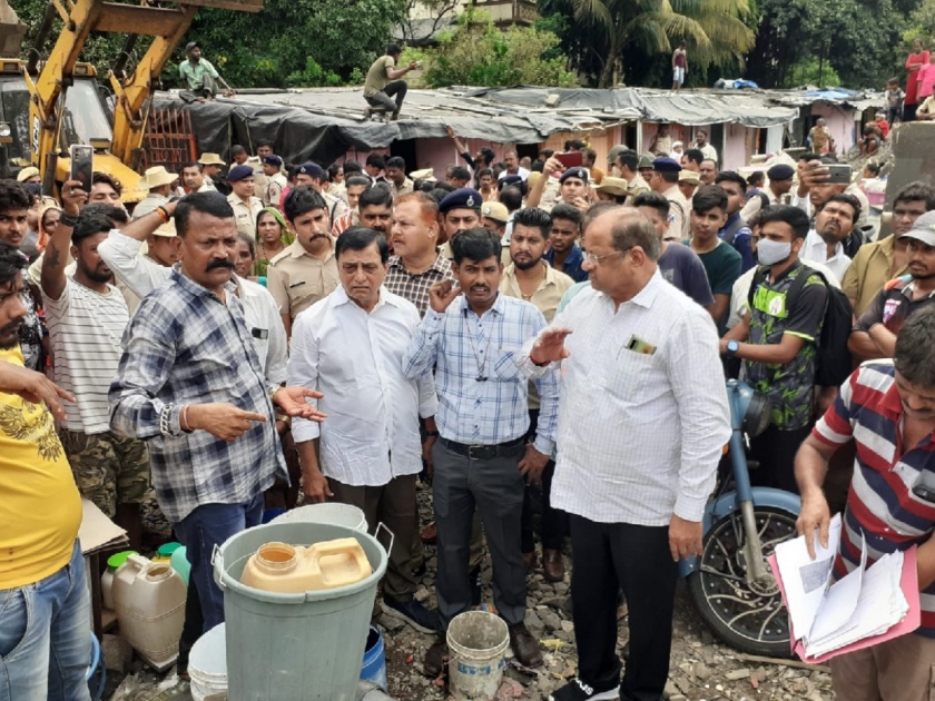 MP Gopal Shetty protested against the removal of slums from the railway tracks of Malad   | मालाडच्या रेल्वे पटरीवरून झोपडपट्टी हटविण्याच्या विरोधात खासदार उतरले पटरीवर!