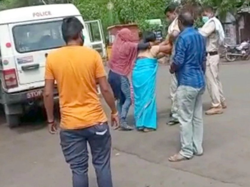 CoronaVirus News madhya pradesha sagar slap woman police officer mother daughter arrested | CoronaVirus News: भररस्त्यात हाणामारी, पोलिसानं महिलेच्या थोबाडीत दिली; महिलेनंही कानशिलात भडकावली