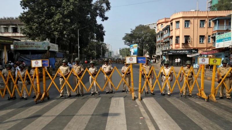 Mumbai Police Force will now get 12/24 hour formula, police will get relief in lockdown MMG | मुंबई पोलीस दलात आता १२/२४ तासचा फॉर्म्युला, पोलिसांना 'आराम' मिळणार