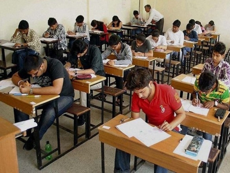 In the MCPC examination held on 35 centers in Solapur, | सोलापुरात ३५ केंद्रांवर झालेल्या एमपीएससी परीक्षेत अडीच हजारांवर परीक्षार्र्थींची दांडी