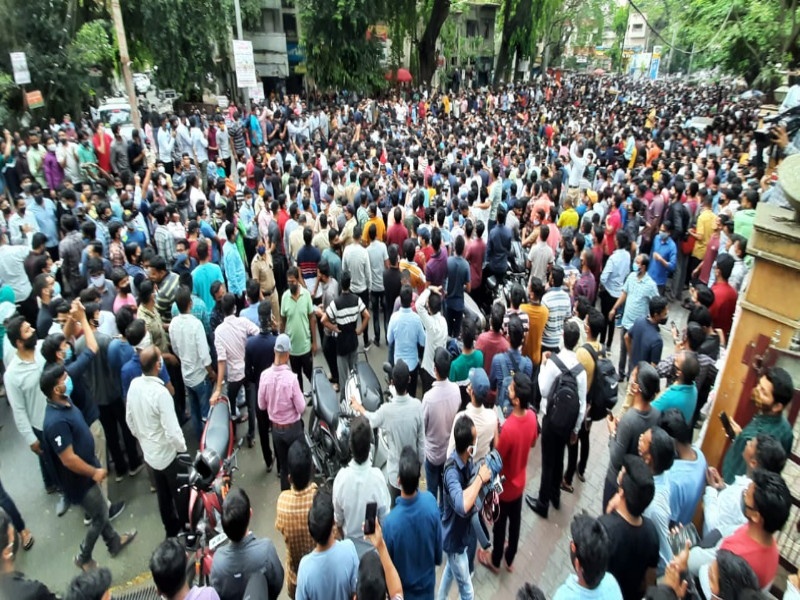 The government is playing with our lives; A wave of anger among MPSC students in Pune | "हे सरकार आमच्या आयुष्याशी खेळत आहे!"; पुण्यात 'एमपीएससी'च्या विद्यार्थ्यांमध्ये संतापाची लाट 
