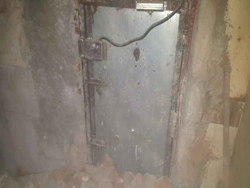 Police action on secret room and illegal construction in Mirarod bar | मीरारोडच्या बारमधील गुप्त खोली व बेकायदा बांधकामावर पोलीस धाडीनंतर तोडक कारवाई