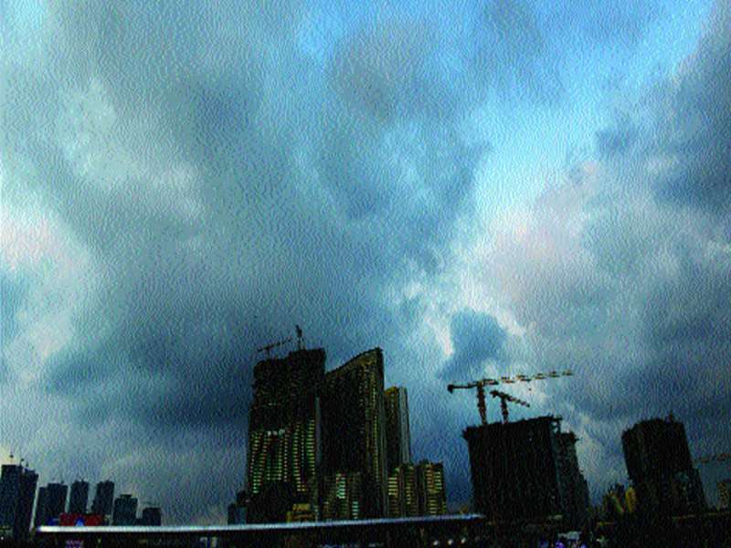 The risk of wind storms subsides; Monsoon remained a monsoon for Mumbai | वायू वादळाचा धोका ओसरला; मुंबईला पावसाचा इशारा कायम