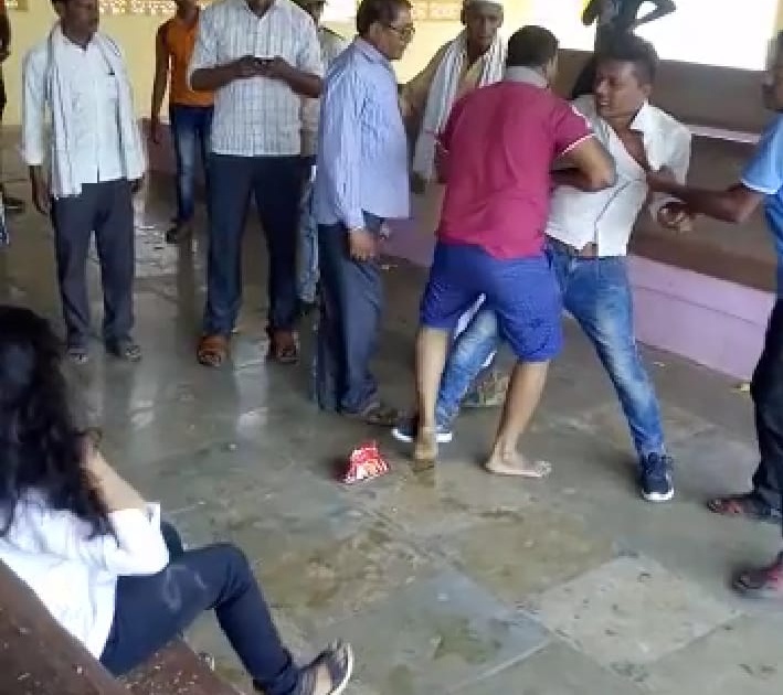 Lovers beaten by mob at Nandur Bus station | नांदुरा बसस्थानकात प्रेमी युगलास मारहाण