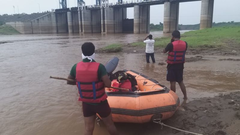 The body of a youth who was swept away in the floods of Katepurna river was found | काटेपूर्णा नदीच्या पुरात वाहून गेलेल्या युवकाचा मृतदेह सापडला