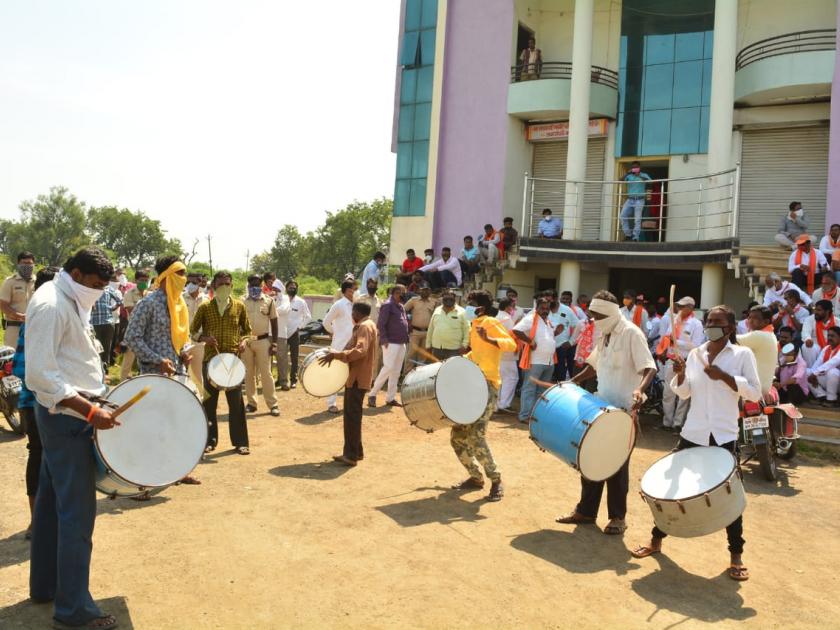 Drums played in front of political party offices for Maratha reservation | मराठा ‘आरक्षणा’साठी राजकीय पक्षांच्या कार्यालयासमोर वाजविला ढोल !